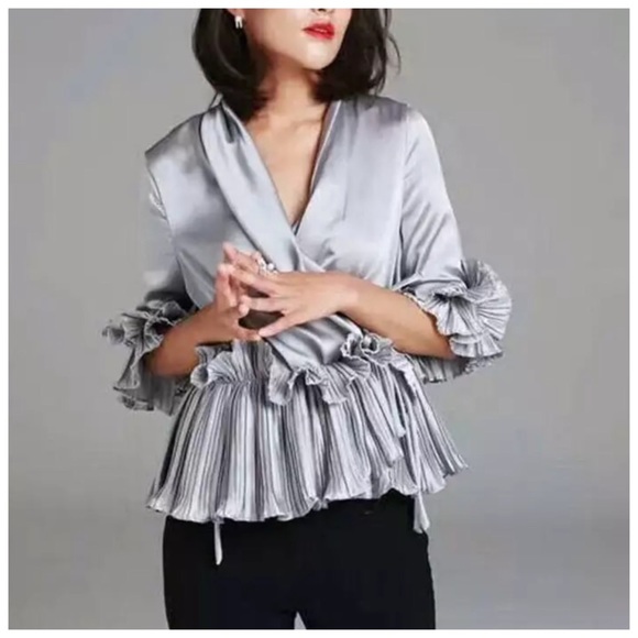 🎁 LUMETA Silver Ruffle Wrap Top - Picture 1 of 4